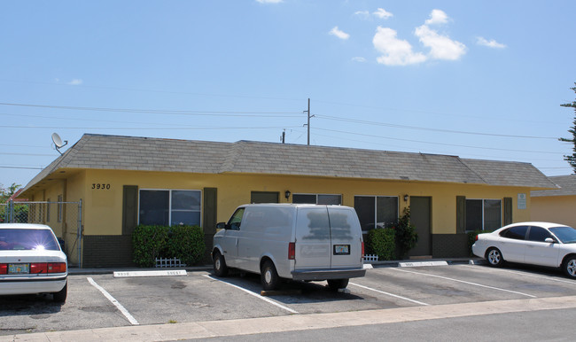 3930 NW 31st Ter in Lauderdale Lakes, FL - Building Photo - Building Photo