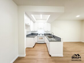 11459 Collins St in Los Angeles, CA - Foto de edificio - Building Photo