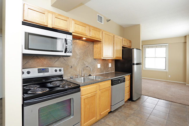 Kensington Tower Apartments in Omaha, NE - Building Photo - Interior Photo