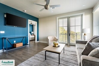 300 E Broad St, Unit 435 in Savannah, GA - Foto de edificio - Building Photo