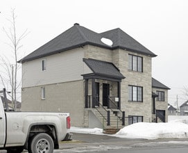 4125-4137 Bertin in Laval, QC - Building Photo - Building Photo