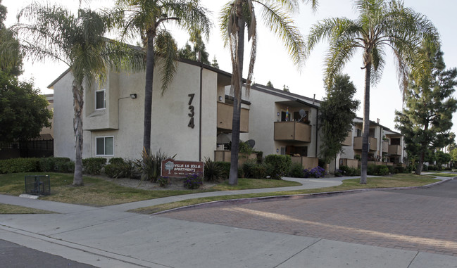 Villa La Jolla Apartments in Placentia, CA - Foto de edificio - Building Photo