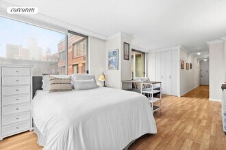 350 W 50th St in New York, NY - Building Photo - Building Photo