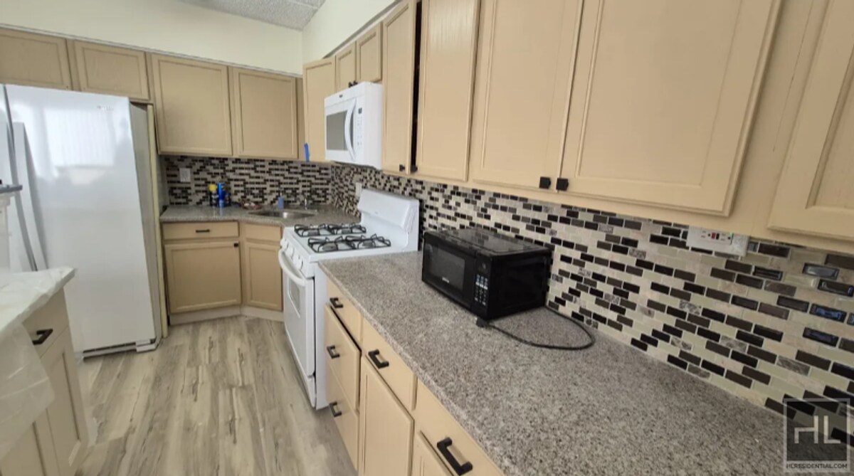 448 E 185th St-Unit -2F in Bronx, NY - Building Photo