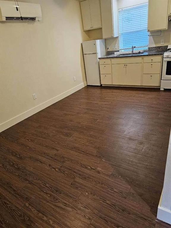 219 S Robinson St in Taylor, TX - Building Photo - Building Photo