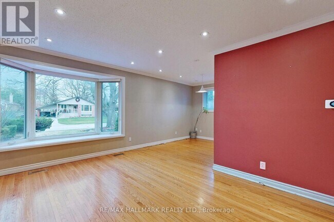 16 Knowles Crescent in Aurora, ON - Building Photo - Building Photo