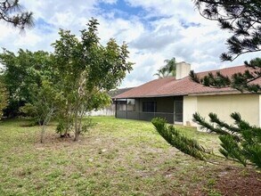 114 Sevilla Ave in Royal Palm Beach, FL - Foto de edificio - Building Photo