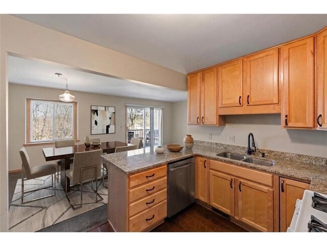 304 Pondridge Cir in Wayzata, MN - Building Photo - Building Photo