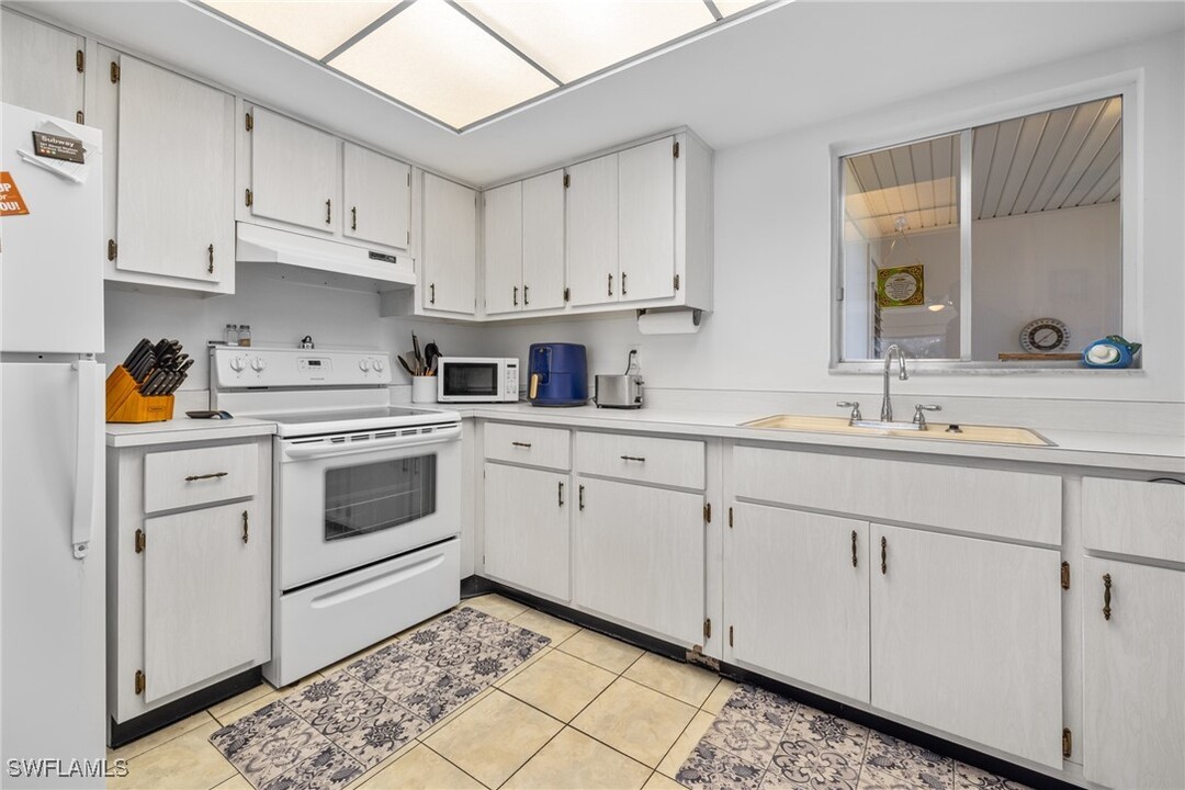 8513 Dominican Ct in Ft. Myers, FL - Foto de edificio