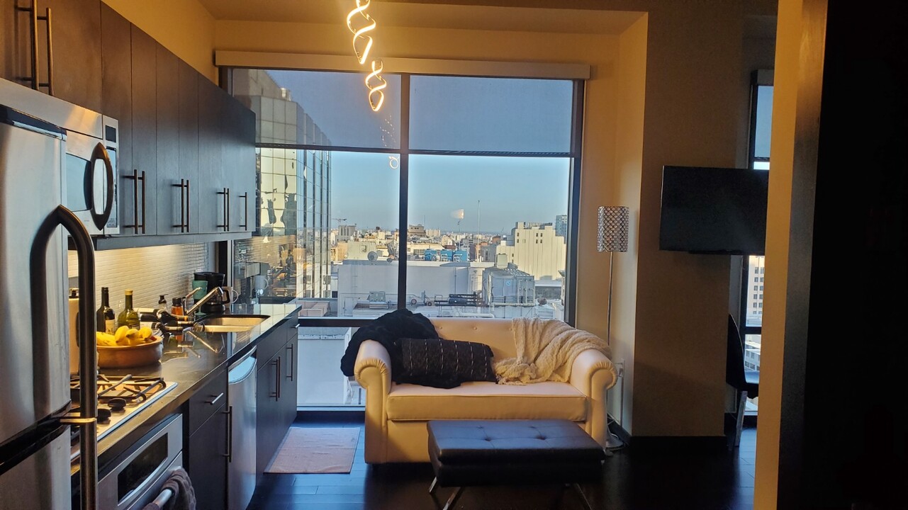 655 S Hope St, Unit 1603 in Los Angeles, CA - Building Photo