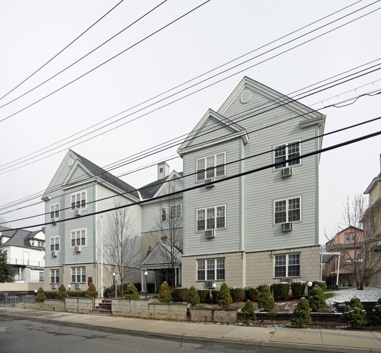 Canterbury Commons in Mount Vernon, NY - Foto de edificio