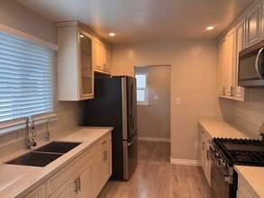 7454 Gaviota Ave in Van Nuys, CA - Foto de edificio - Building Photo