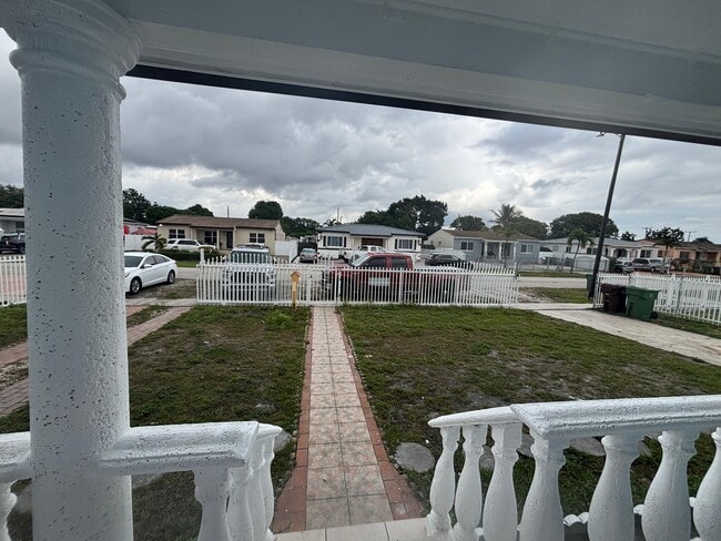 250 E 34th St in Hialeah, FL - Building Photo - Building Photo
