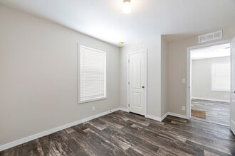 11431 N Lake Dr in Fenton, MI - Foto de edificio - Building Photo