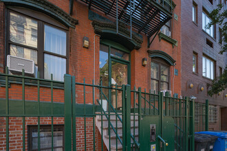 237 E 2nd St in New York, NY - Foto de edificio - Building Photo