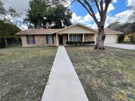1665 Driftwood Dr in Seguin, TX - Building Photo