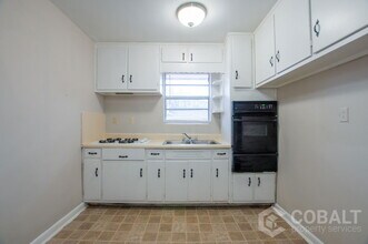 896 Greenwood Ave NE in Atlanta, GA - Foto de edificio - Building Photo