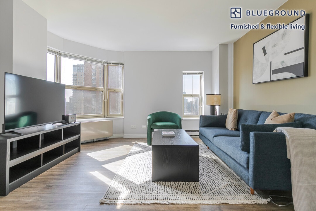 8 W Chestnut St in Chicago, IL - Foto de edificio