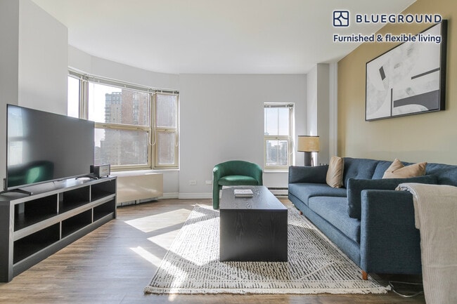 8 W Chestnut St