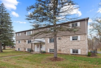 Maple Place Apartments - 2 Bedroom Community in Holly, MI - Foto de edificio - Building Photo