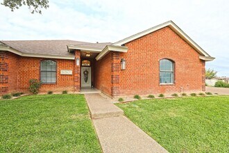 220 Green Jay Ln in Laredo, TX - Building Photo - Building Photo