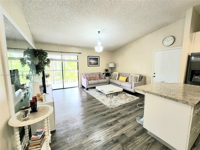 935 NE 199th St in Miami, FL - Building Photo - Building Photo