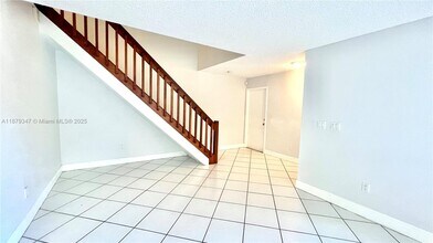13725 SW 100th Terrace in Miami, FL - Foto de edificio - Building Photo