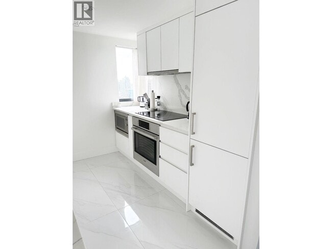 1060 Alberni St in Vancouver, BC - Building Photo - Building Photo