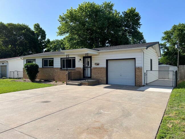 201 E Meadowlark Rd in Derby, KS - Building Photo - Building Photo