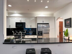 5037 Rosewood Ave in Los Angeles, CA - Building Photo - Building Photo