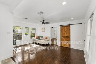 1214 W Summit Ave. in San Antonio, TX - Foto de edificio - Building Photo