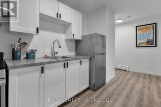 4595 Queen St in Niagara Falls, ON - Building Photo - Building Photo