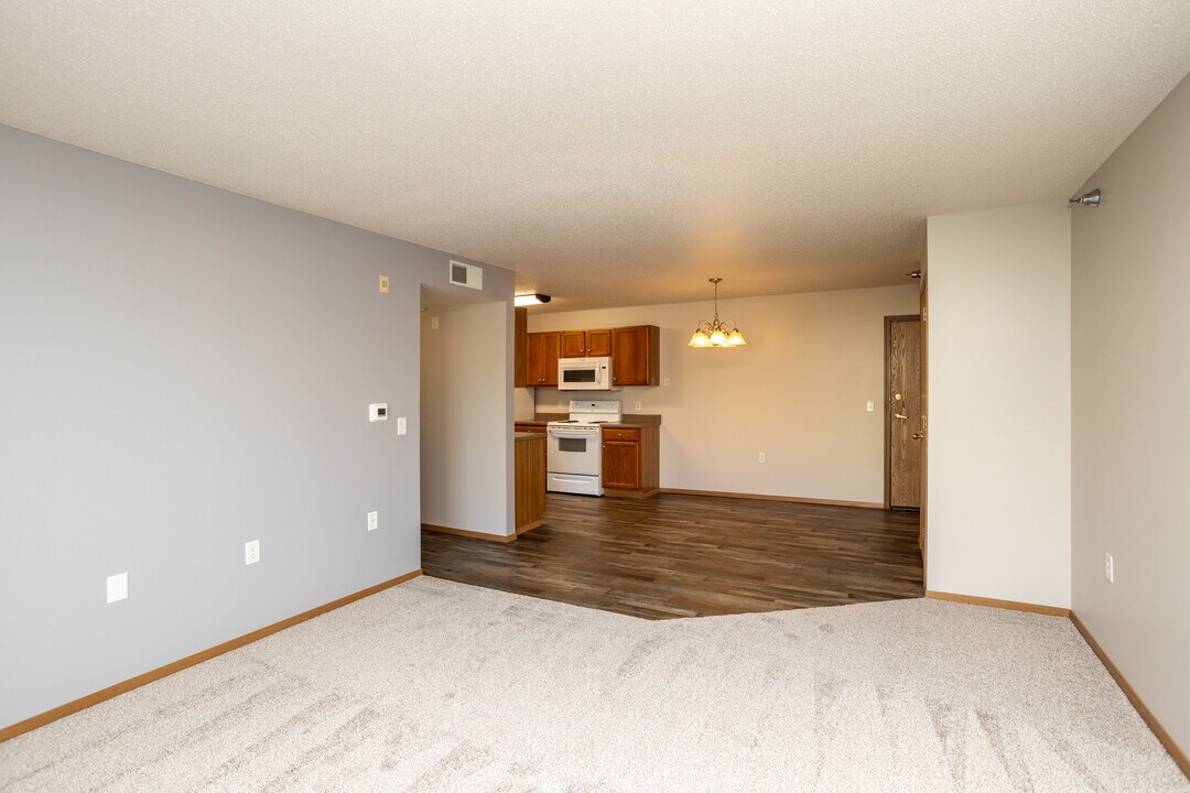 Eastern Hills Apartments in Sioux Falls, SD - Building Photo