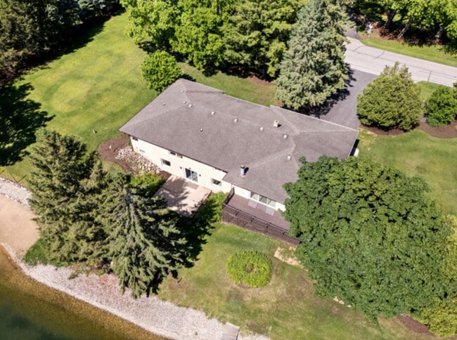 property at 2720 N Bayview Ln