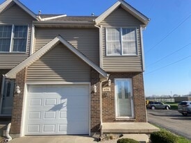 674 S Peace Rd in Sycamore, IL - Building Photo