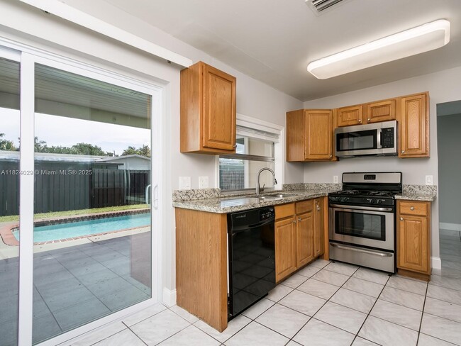 11461 NW 32nd Pl in Sunrise, FL - Building Photo - Building Photo