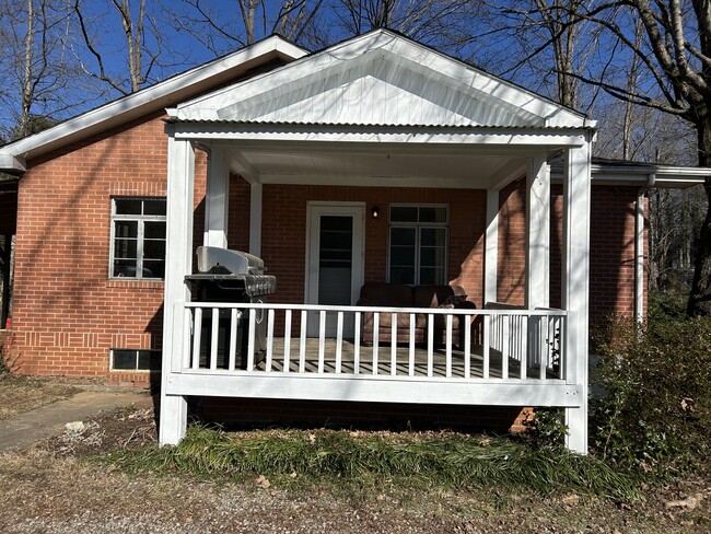 109 Oakdale Dr in Hendersonville, NC - Foto de edificio - Building Photo