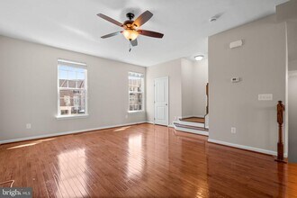 6974 Kona Dr in Gainesville, VA - Foto de edificio - Building Photo