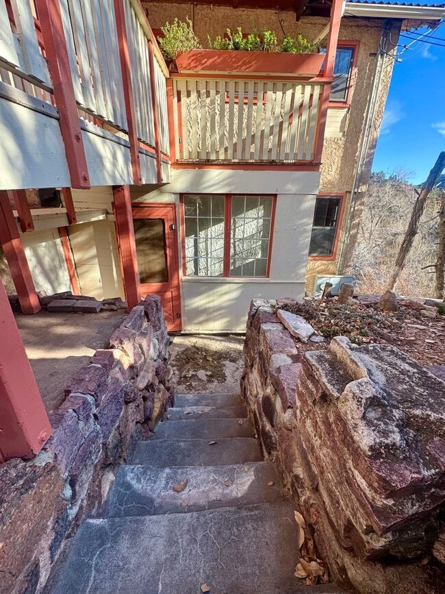 136 Cave Ave in Manitou Springs, CO - Building Photo - Building Photo