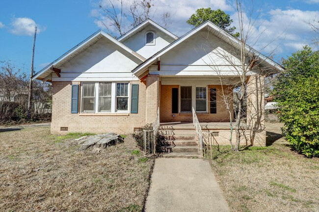 property at 809 E 24th St