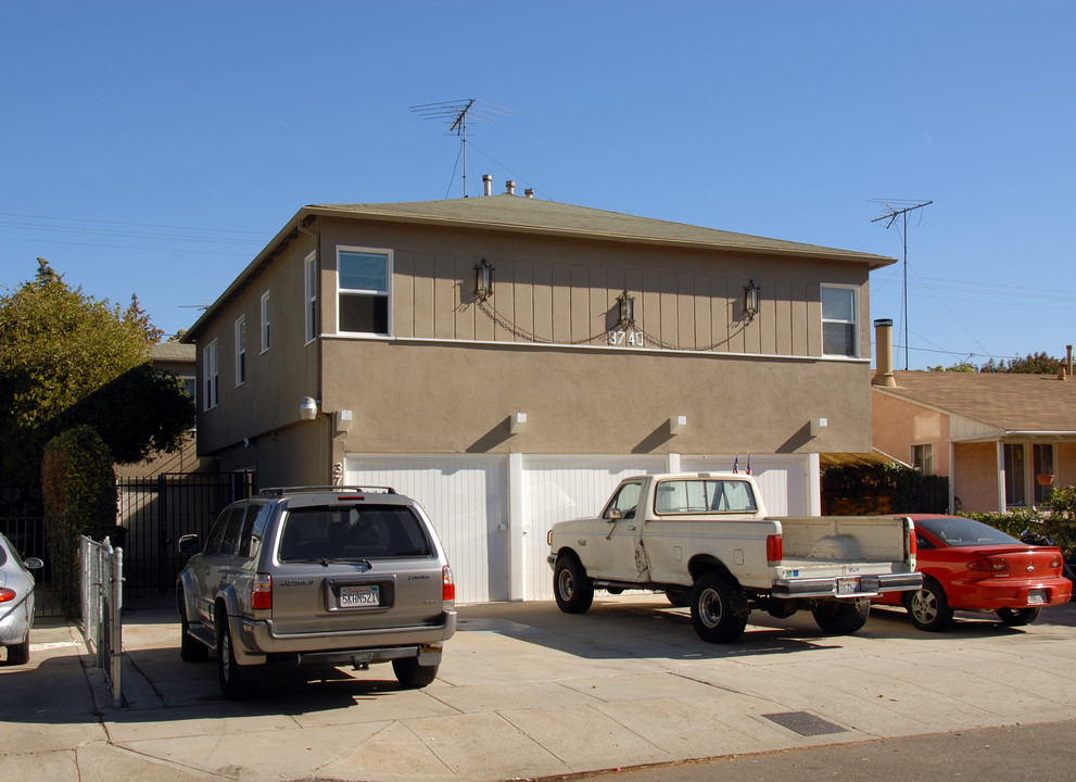 3740 Greenfield Ave in Los Angeles, CA - Foto de edificio