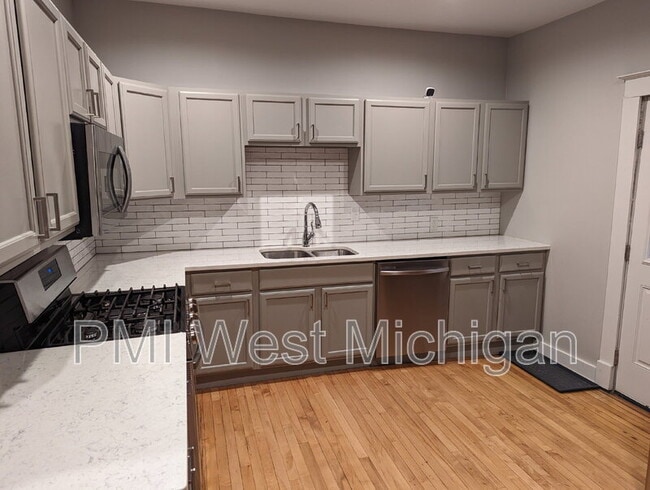 144 Page St NE in Grand Rapids, MI - Building Photo - Building Photo