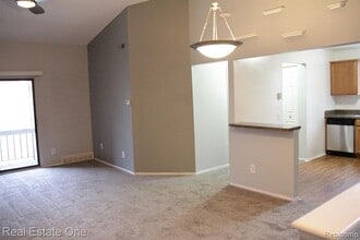 21960 Indian Creek Dr in Farmington Hills, MI - Building Photo - Building Photo