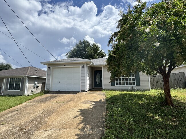 322 Apple Dr in Crestview, FL - Building Photo - Building Photo