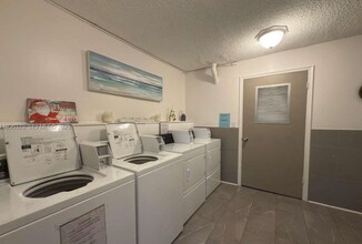 9001 Jacaranda Ln, Unit 107 in Plantation, FL - Foto de edificio - Building Photo