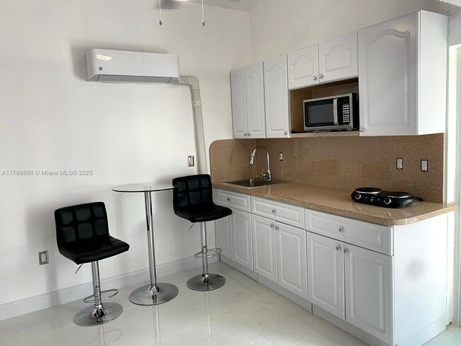 9040 SW 142nd Ct in Miami, FL - Foto de edificio - Building Photo