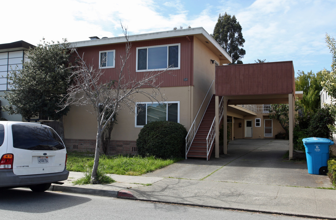 1127 Capuchino Ave in Burlingame, CA - Foto de edificio