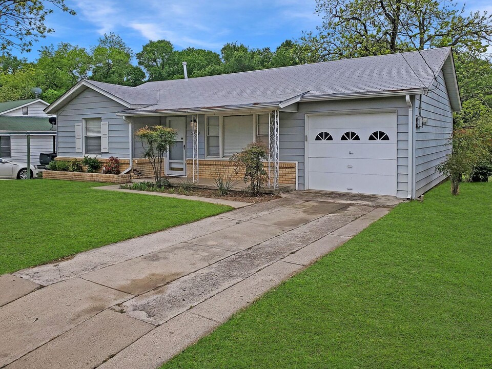 208 Westfork Dr in Fort Worth, TX - Building Photo