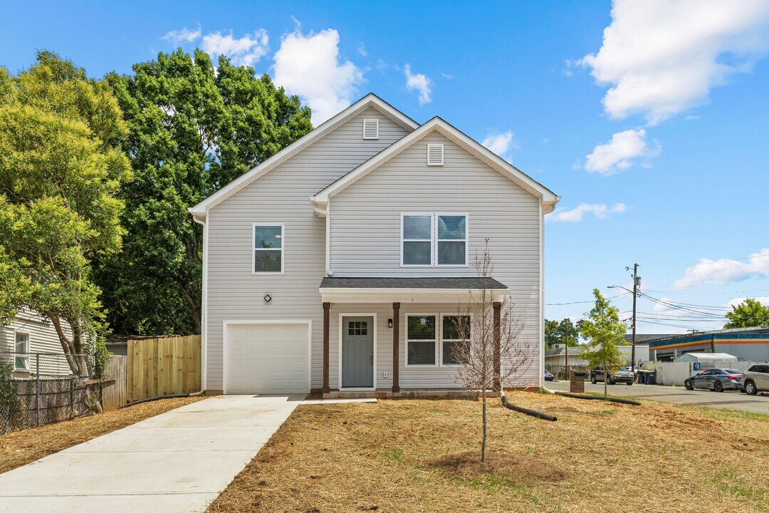 2621 Midland Ave in Charlotte, NC - Building Photo