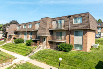 Westgate Villa in Iowa City, IA - Foto de edificio - Building Photo